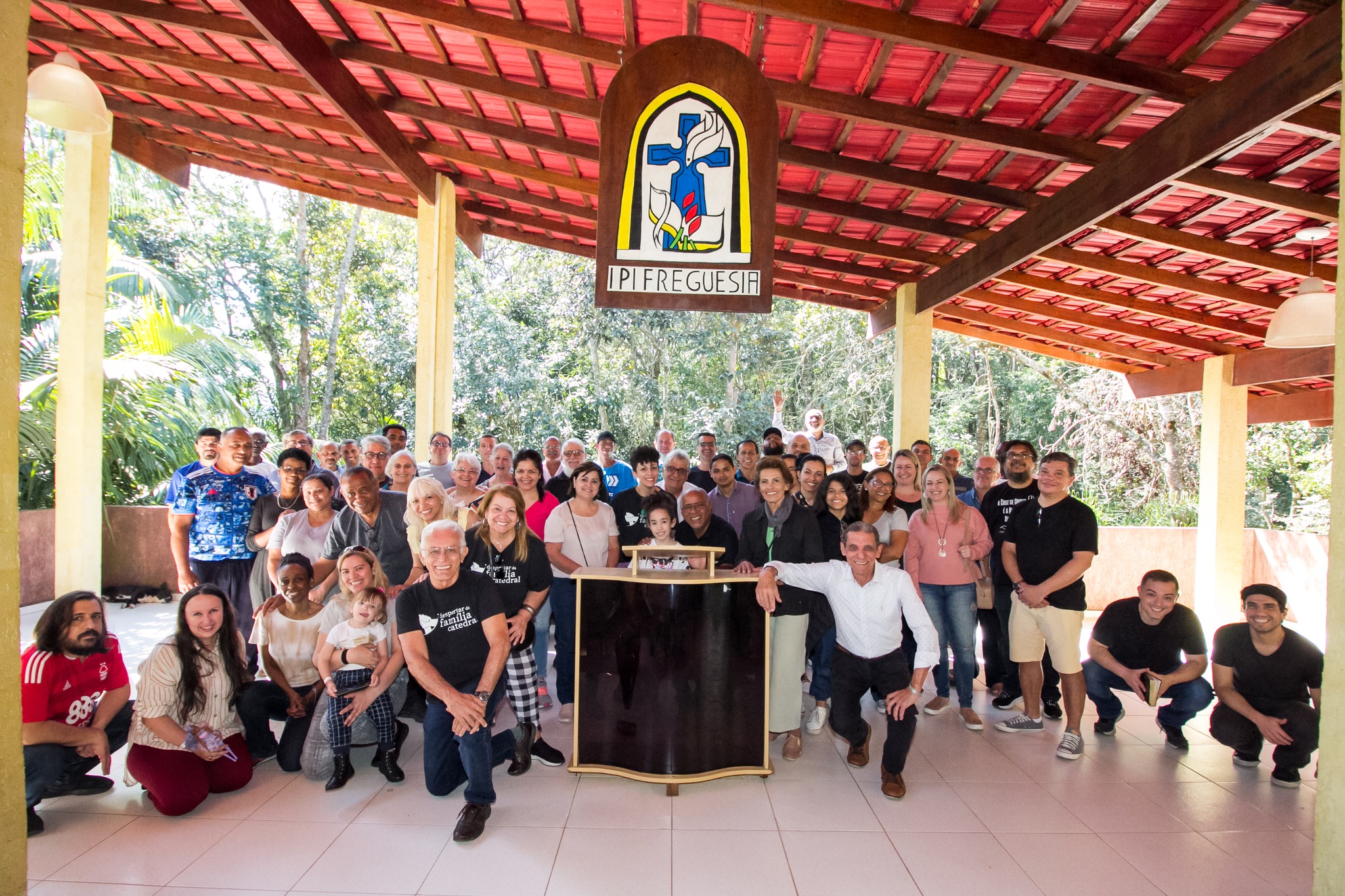 Evento ao ar livre promovendo saúde e bem-estar para a comunidade. Despertar esperança.